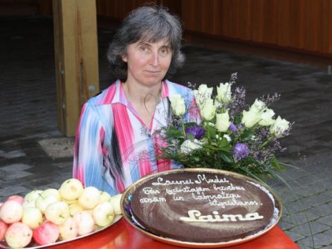 Saldumu ražotājs &quot;Laima&quot; izgatavojis trīs kilogramus smagu šokolādes medaļu Līgatnes lāču kopējai Velgai Vītolai, 24.08.2011., foto Anita Jaunzeme